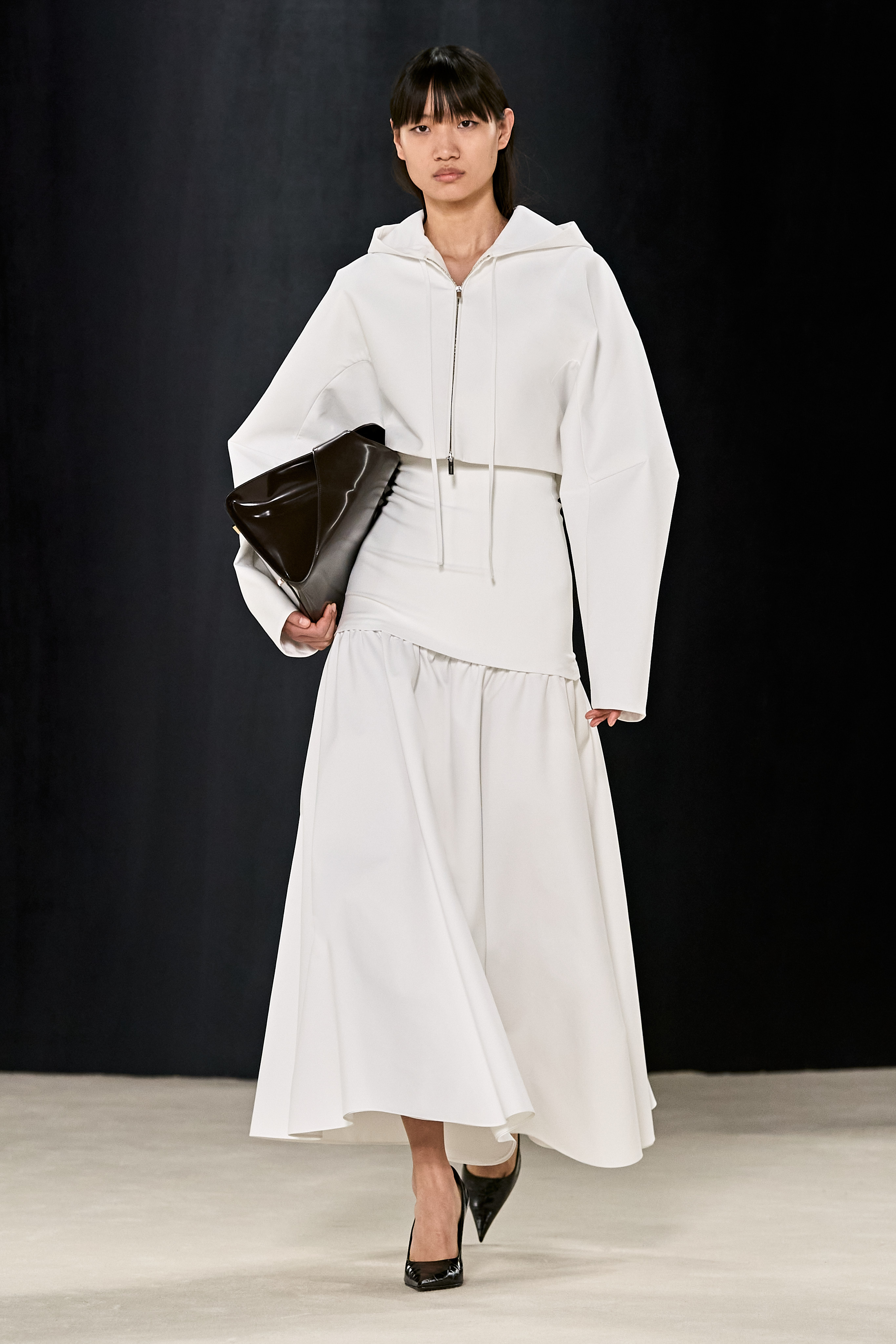 Leia com cuidado: o que você realmente precisa saber sobre os desfiles de inverno 2023 da semana de moda de Milão modelo no desfile da Ferragamo.