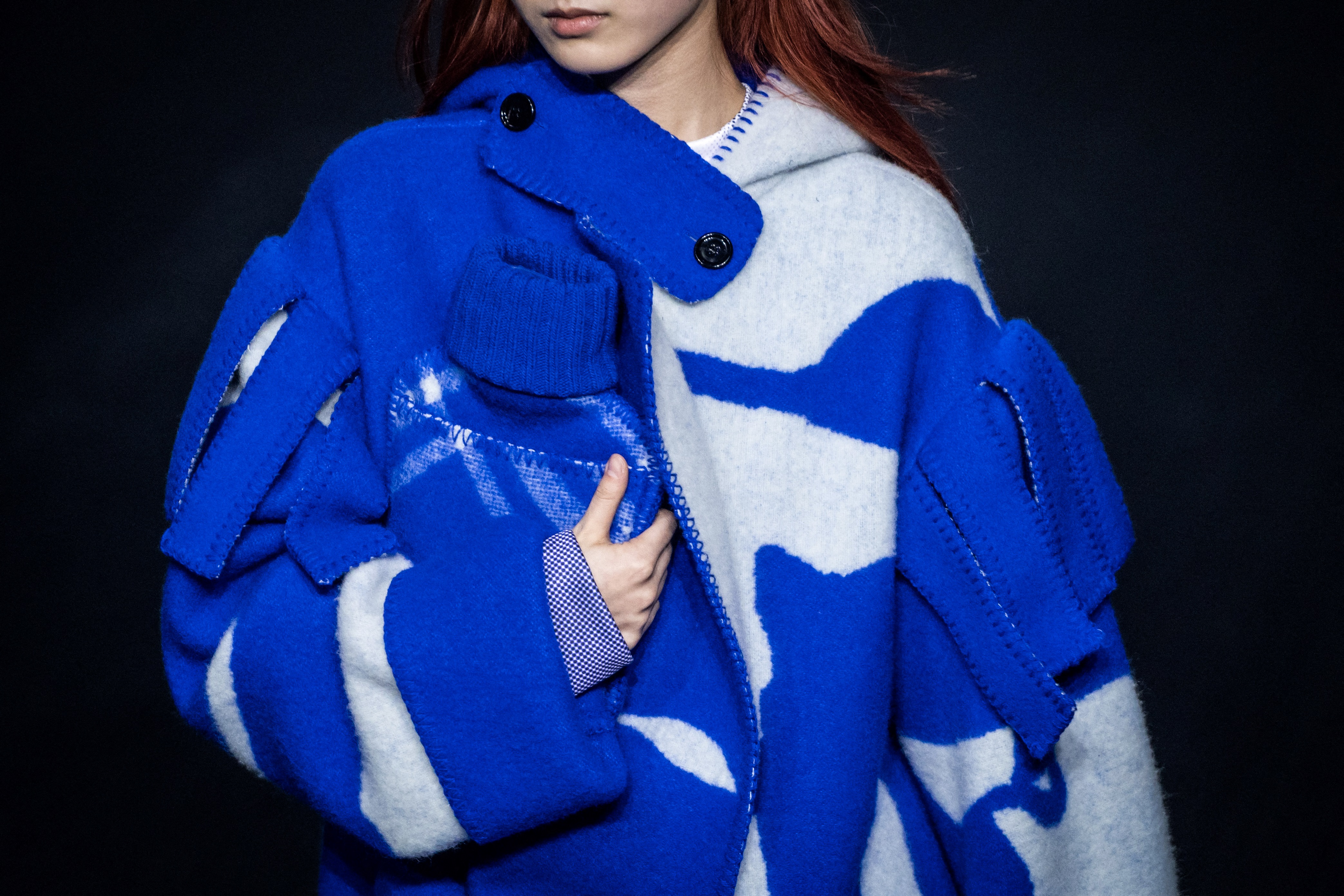 Modelo no desfile de inverno 2023 da Burberry.
