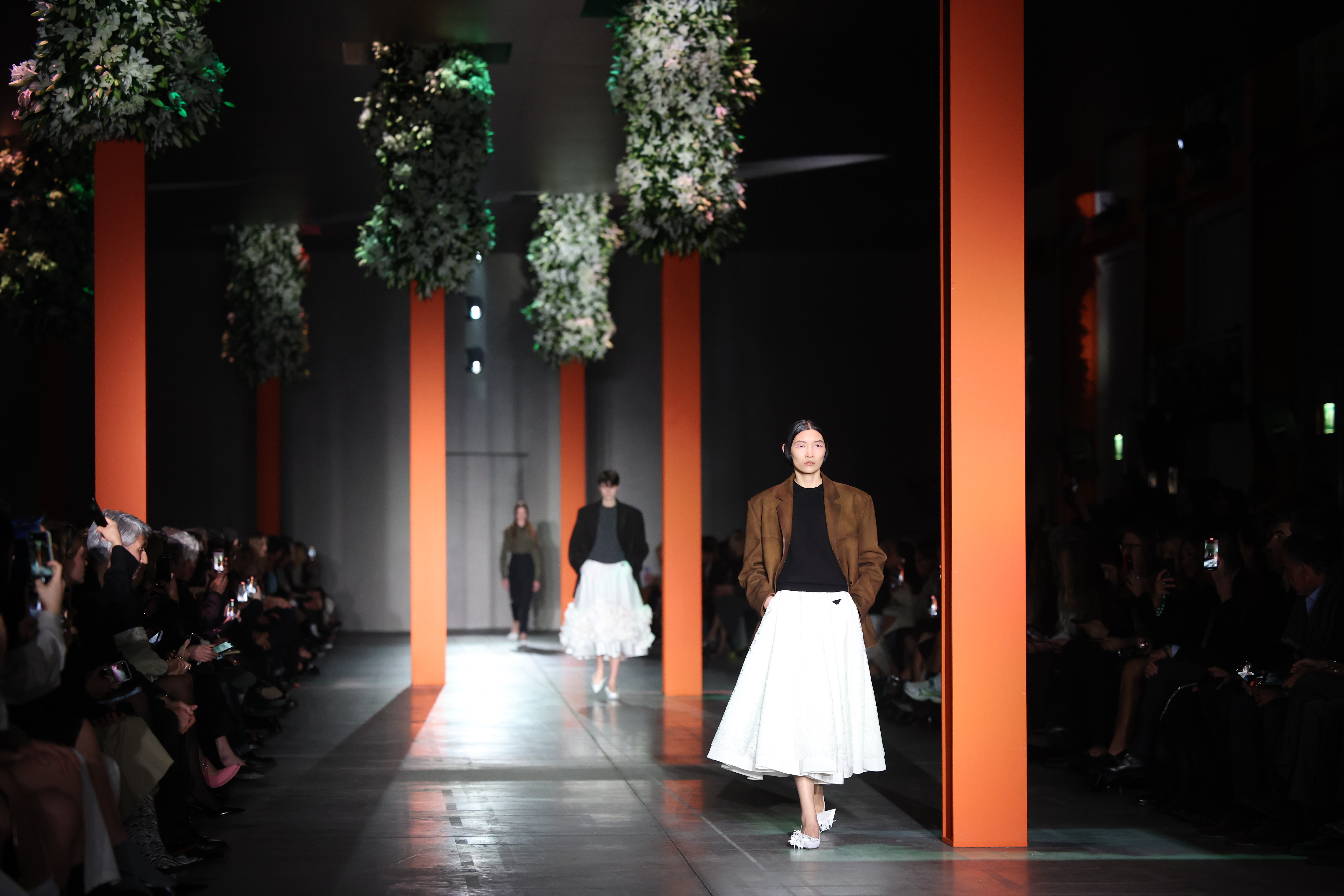 Leia com cuidado: o que você realmente precisa saber sobre os desfiles de inverno 2023 da semana de moda de Milão Modelos no desfile da Prada.