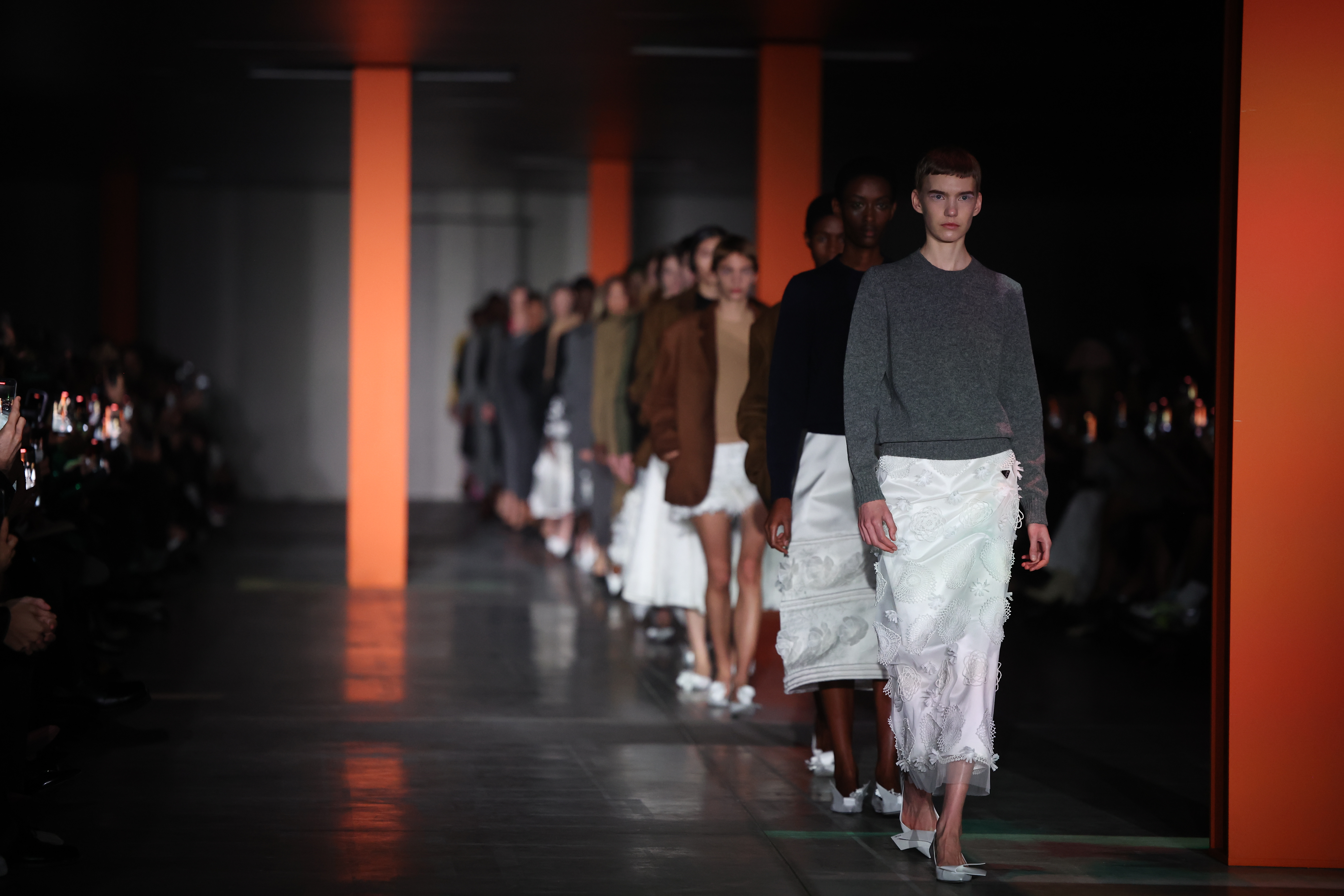 Leia com cuidado: o que você realmente precisa saber sobre os desfiles de inverno 2023 da semana de moda de Milão Modelos no desfile da Prada.