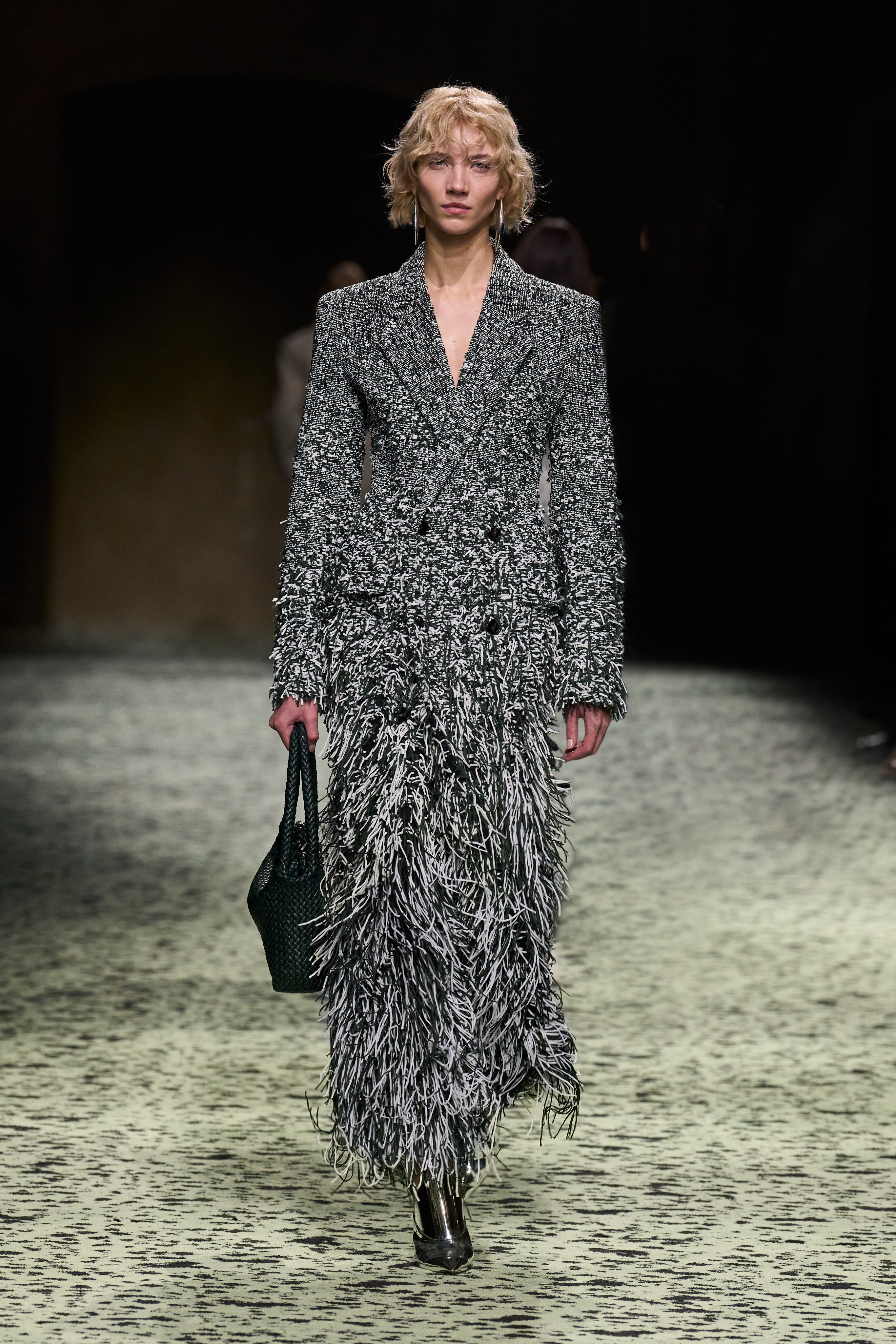 Leia com cuidado: o que você realmente precisa saber sobre os desfiles de inverno 2023 da semana de moda de Milão modelo no desfile da Bottega Veneta.