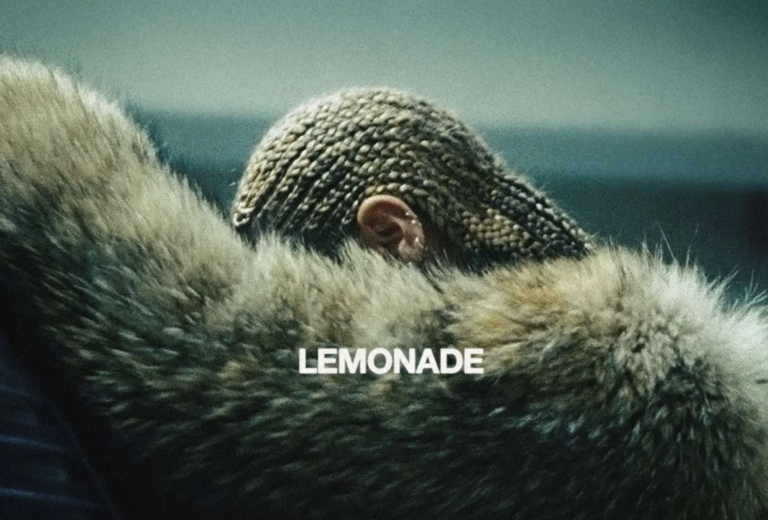 Tranças nagô: a liberdade de contar sua própria história Beyoncé usando trança nagô na capa do álbum Lemonade