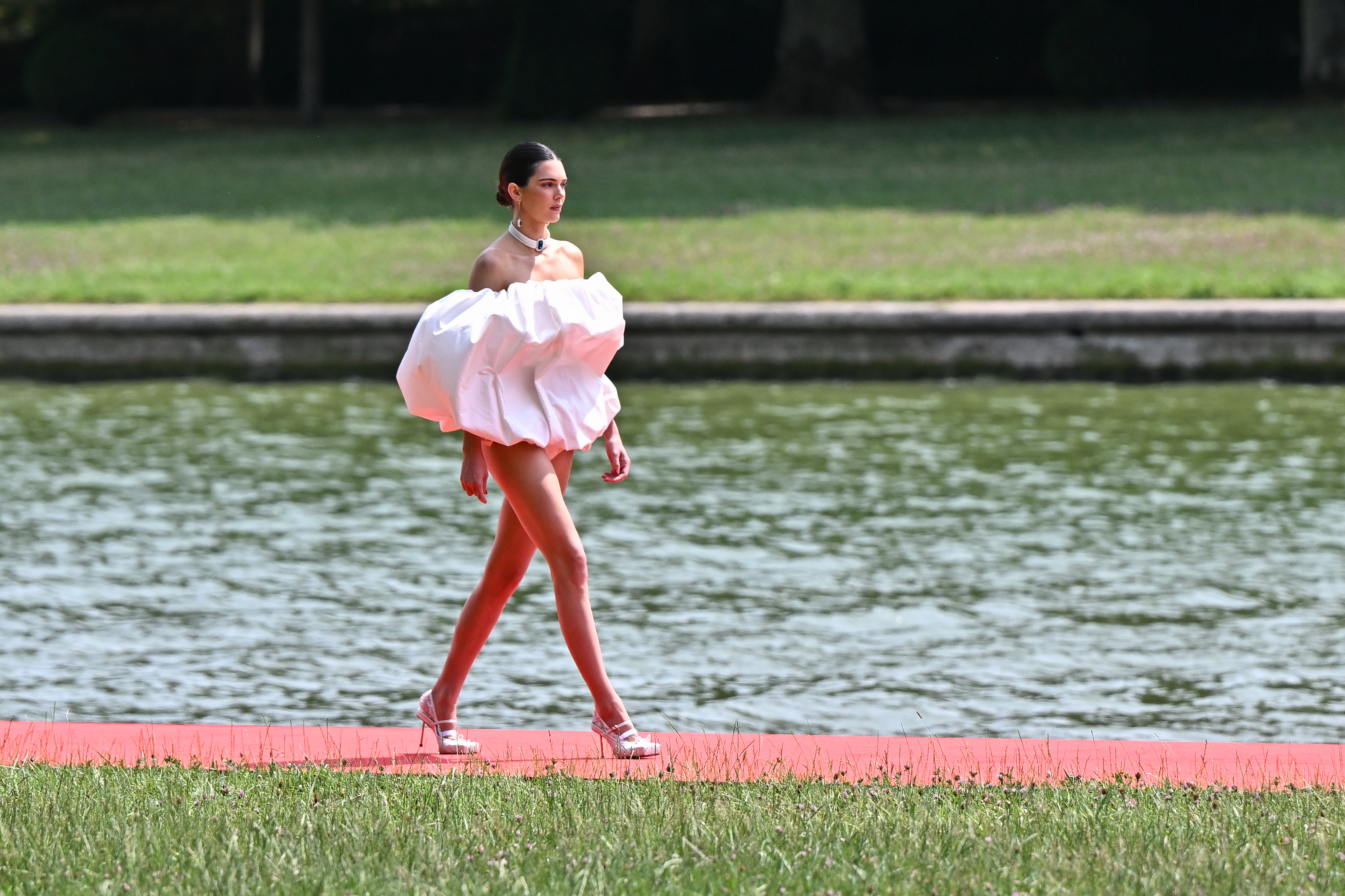 Desfile de inverno 2023 de Jacquemus no Palácio de Versailles.