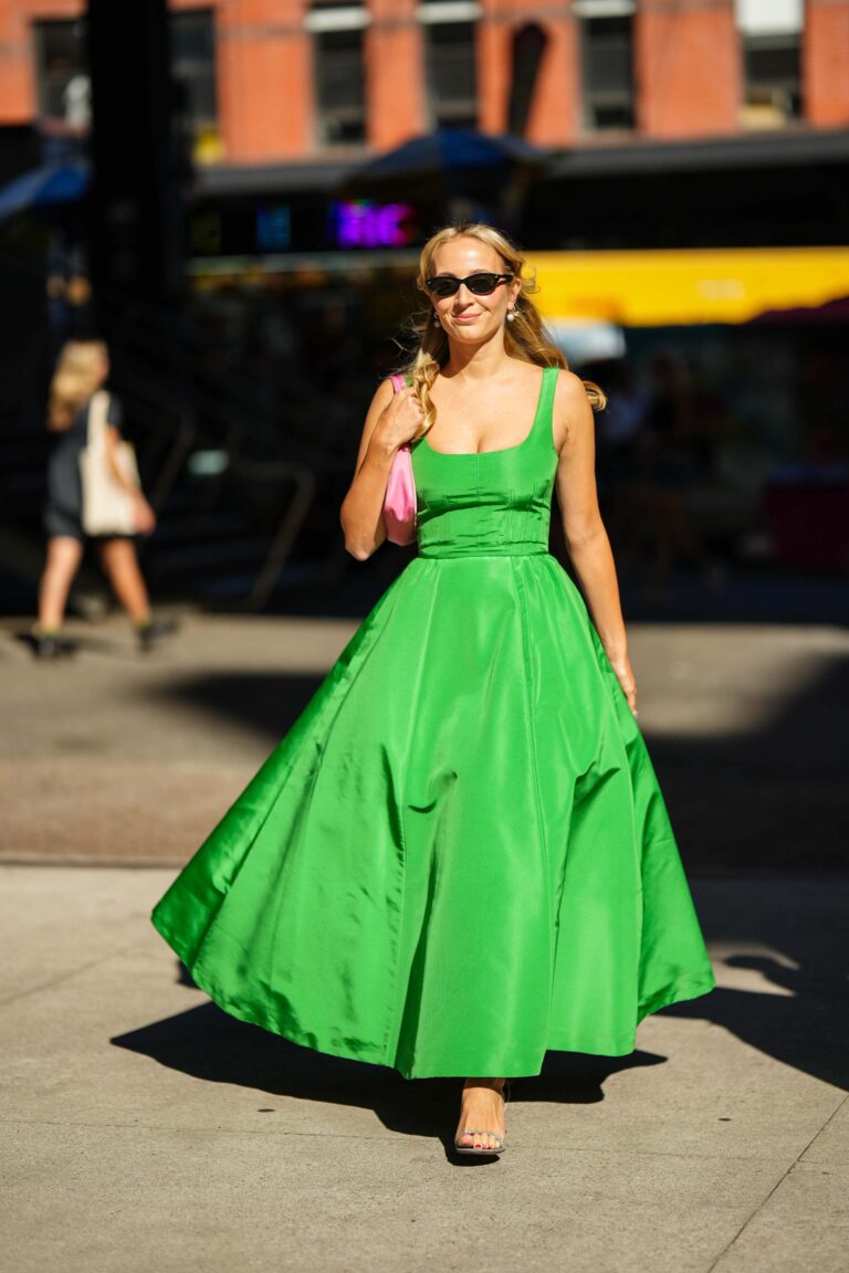 Mudaram as estações: 7 looks de primavera que passam longe do floral Looks de primavera: vestido longo verde é usado com bolsa rosa