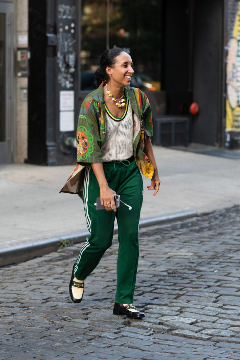 Mudaram as estações: 7 looks de primavera que passam longe do floral Looks de primavera: calça verde da adidas é usada com camisa com estampa tropical