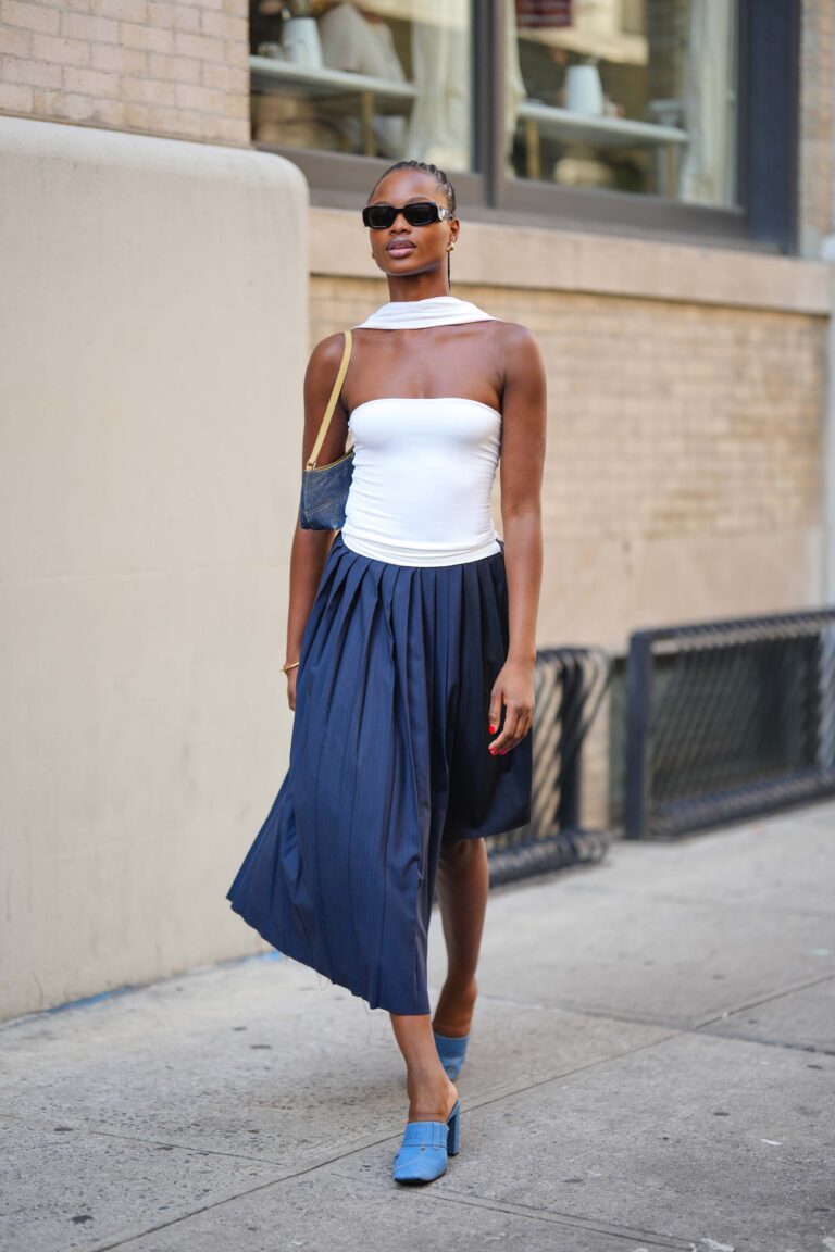 Mudaram as estações: 7 looks de primavera que passam longe do floral Looks de primavera: saia jeans mídi é usada com sapato azul e tomara que caia branco com lenço no pescoço