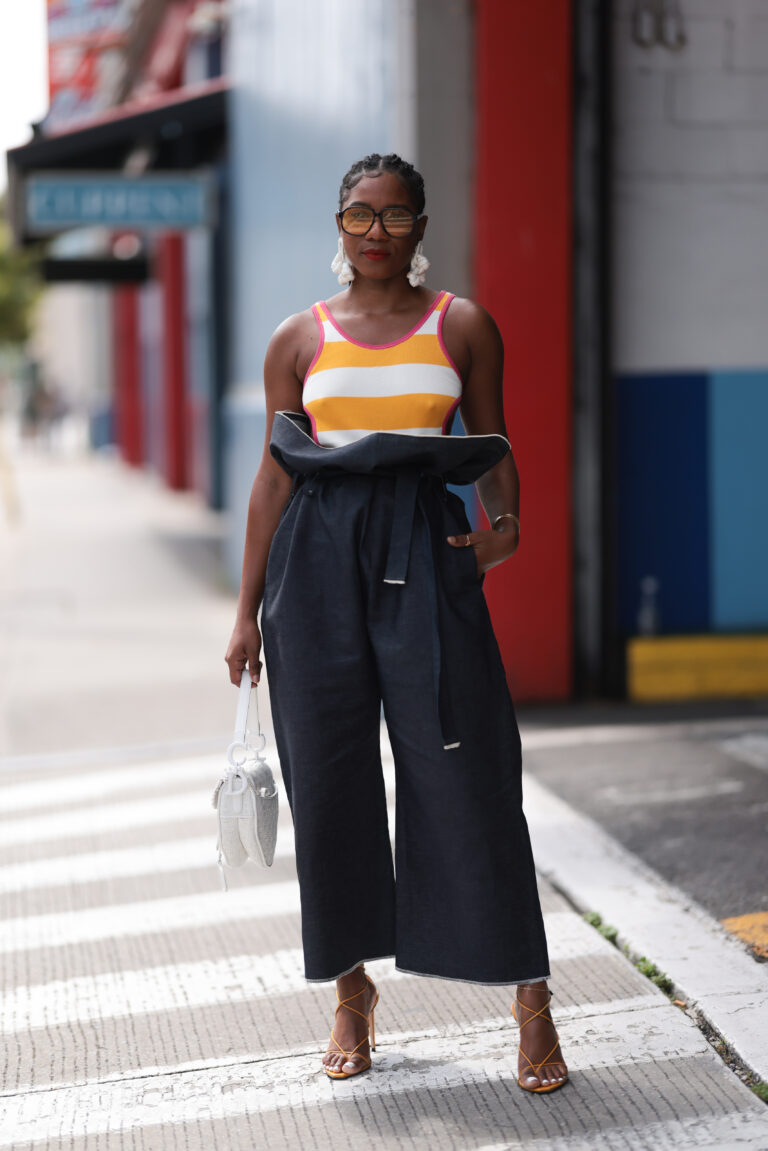 Mudaram as estações: 7 looks de primavera que passam longe do floral Looks de primavera: blus listrada é usada com calça pantacourt volumosa