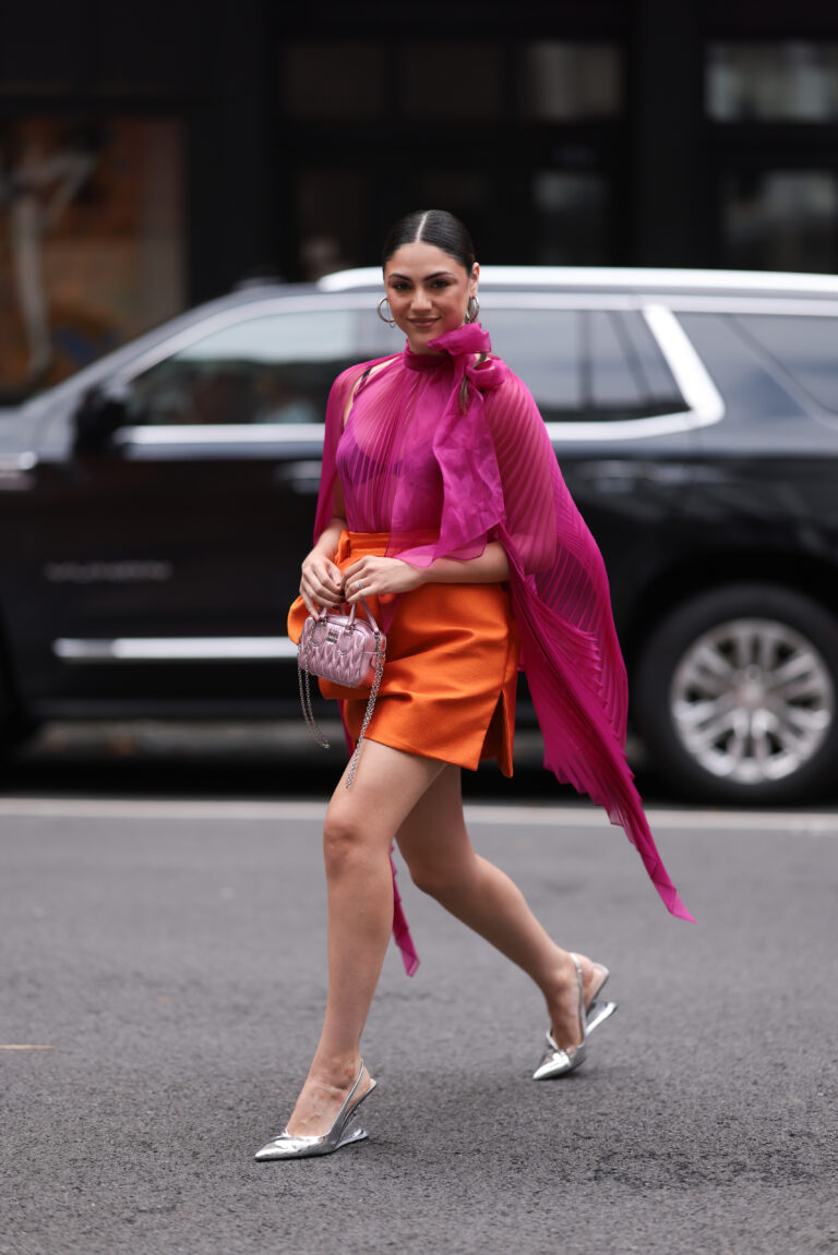 Mudaram as estações: 7 looks de primavera que passam longe do floral Looks de primavera: color block com camisa esvoaçante rosa e saia de couro laranja
